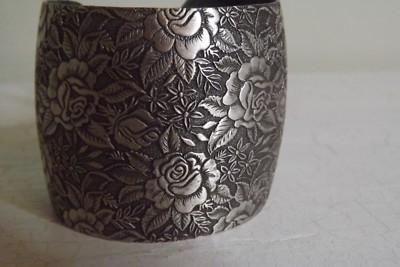 Manschettenarmband verstellbar zartes Blumendesign. Perfektes Geschenk. 