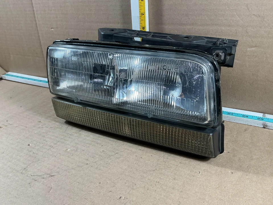1992-1993 Buick LeSabre Right Passenger Side Headlight Assembly 16512560 OEM - Image 2 of 4