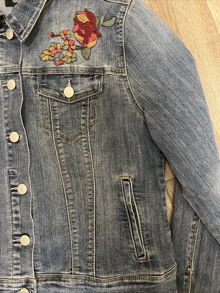 Chaqueta vaquera Nine West con flores bordadas. ¡Nueva con etiquetas! Talla grande Foto 4 de 4