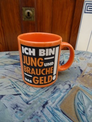 Henkelbecher mit Spruch Wächtersbach Keramik ICH BIN JUNG UND BRAUCHE DAS GELD