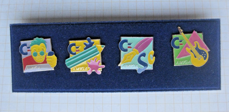 4 X COMMODORE AMIGA / LOT .............................Computer Pins (Ka1)