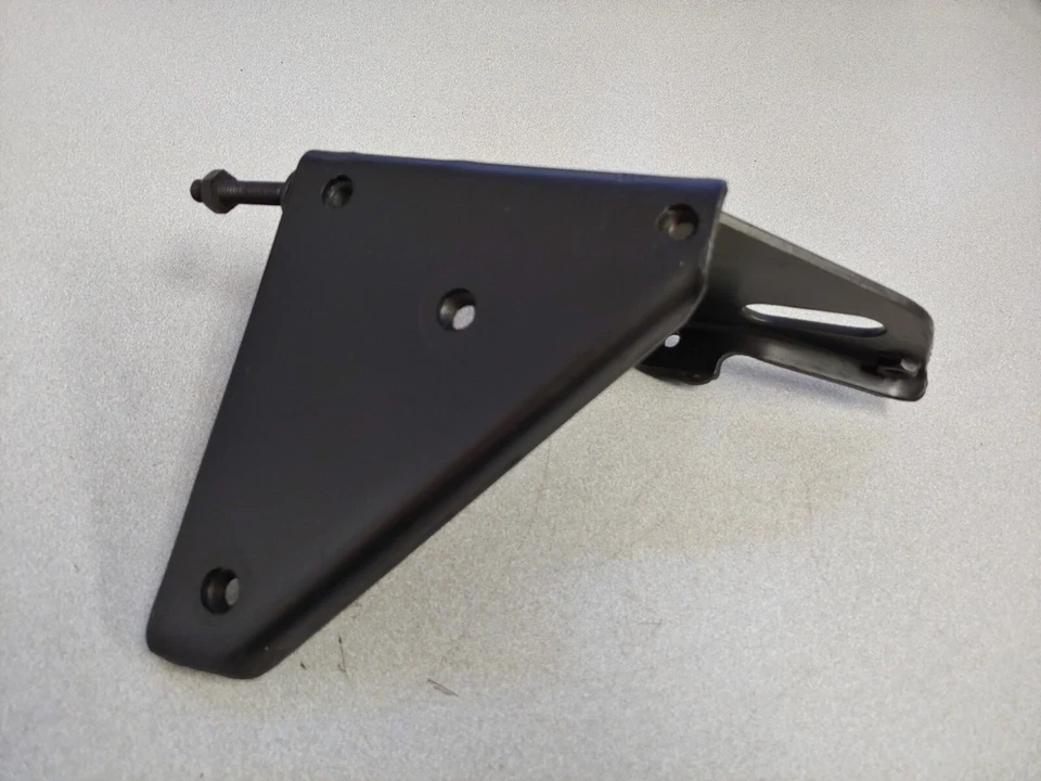 NICE USED ORIGINAL PORSCHE 911 AIR CONDITIONER COMPRESSOR MOUNTING BASE UNIT — 第 3/4 张图片