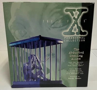 X-Files Abducted Smoking Alien Randy Bowen Statue Ltd Edition #2319/3000 MIB - Bild 1 von 4