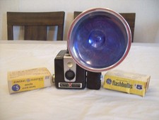 VINTAGE KODAK BROWNIE HAWKEYE FLASH WITH FLASH AND 5 BULBS
