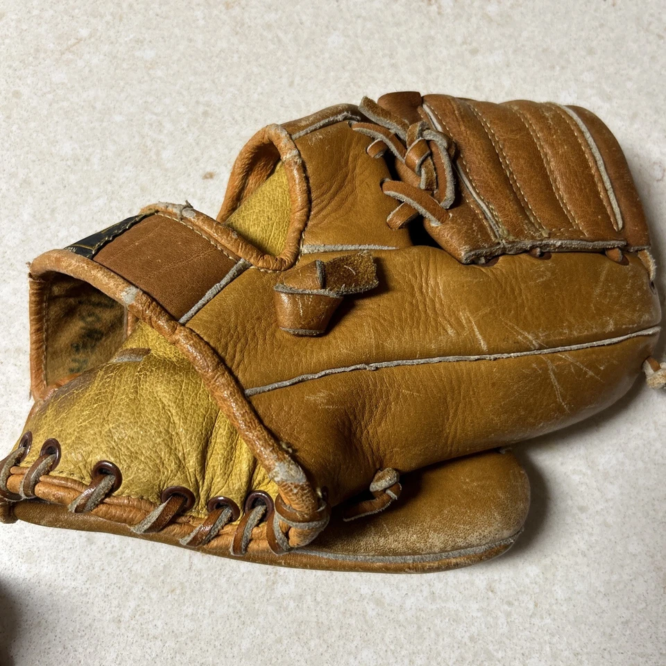 Vintage Regent Baseball Glove Model LL83 Right Hand Throw  - Image 3 of 4