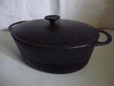 Ancienne cocotte ovale en fonte noire COUSANCES 16 Made in France
