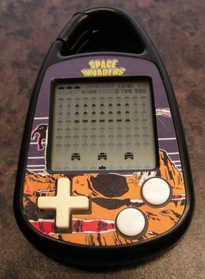 SPACE INVADERS LCD SCHLÜSSELANHÄNGER - TAITO BASIC FUN - Vintage 2011 getestet voll funktionsfähig