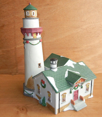 1992 LEMAX 10 1/4''H LIGHTHOUSE ADJOINED TO THE HOUSE DETAILED PORCELAIN