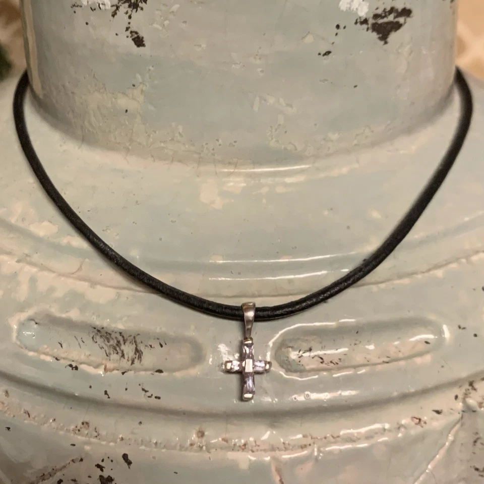Cordão de couro preto com cruz de cristal prata esterlina delicado - Imagem 3 de 4