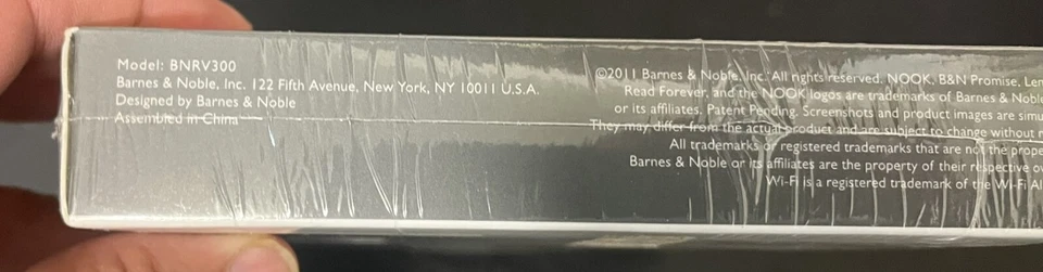 Barnes & Noble Nook Simple Touch 2GB, Wi-Fi, 6in eBook Reader Black Sealed NOS - Image 2 of 3
