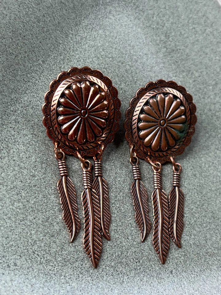 Medallón del suroeste flor ovalada de cobre macizo con dijes de plumas finas poste colgante Foto 3 de 4