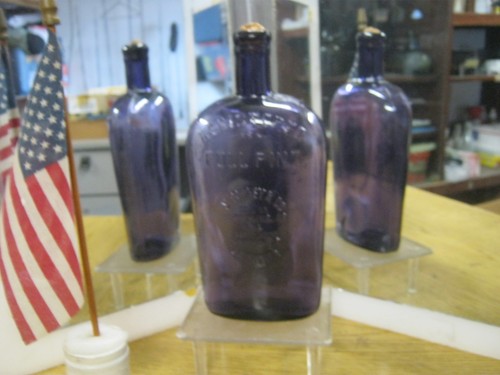 *MIGHTY NICE*PURPLE VIOLET~M. CARNEY & CO. 1 PINT STRAP SIDE FLASK~LAWRENCE,MASS
