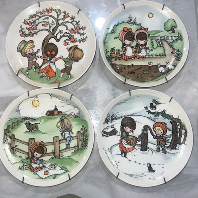 ジョアン・ウォルシュ アングランド プレートJoan walsh anglund 4 JOAN WALSH ANGLUND 7.5” PLATES Japan w/Hangers “A Year is Round