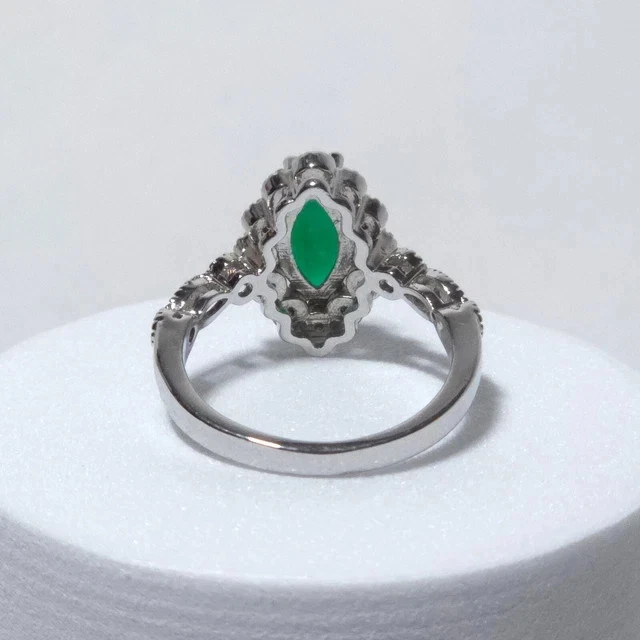 Anillo para mujer esmeralda verde creado en laboratorio corte marquesa de 3,20 quilates enchapado en oro blanco de 14 k Foto 4 de 4