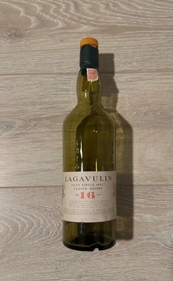 Lagavulin 16 Years 0,7 L   leere Whiskyflasche   Islay Single Malt   Bar-Deko