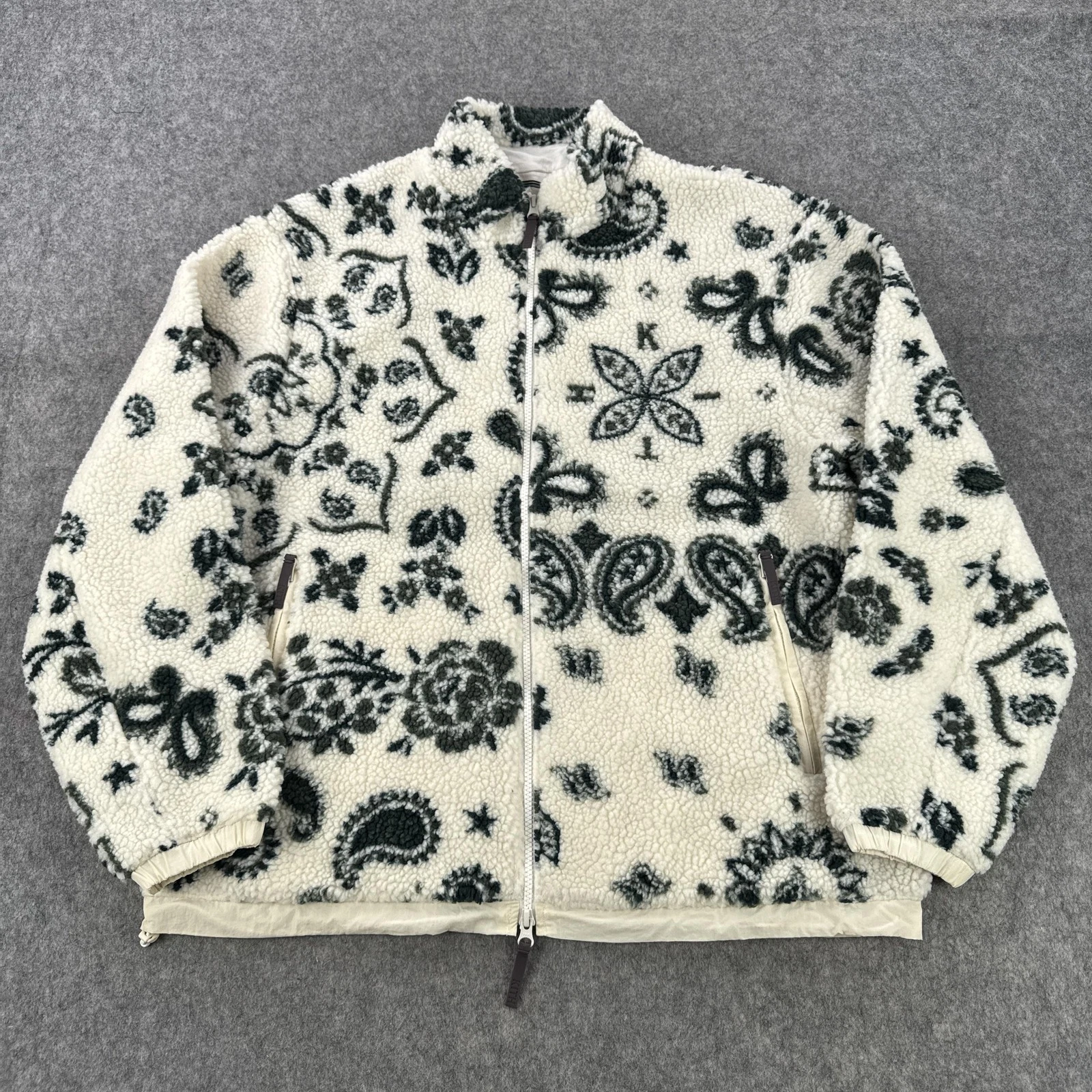 Kith Pinehurst Sherpa Fleece Jacket Mens Large White Paisley Bandana Bomber
Opens in a new window or