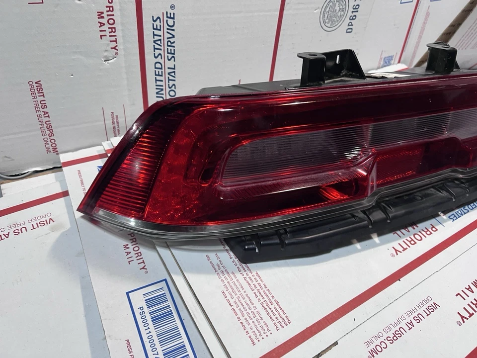 Conjunto de lámpara de luz trasera LED del lado del conductor trasero izquierdo Chevrolet Camaro SS 14-15 OEM Foto 2 de 4