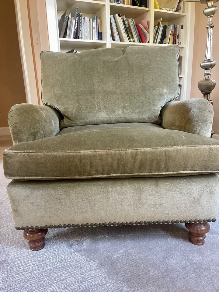 一对定制超大鼠尾草绿色天鹅绒俱乐部椅。 舒适! — 第 2/4 张图片