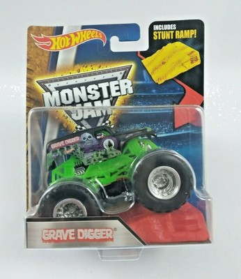 2016 HOT WHEELS MONSTER JAM 1/64TH SCALE, GRAVE DIGGER W/ STUNT RAMP, NEW