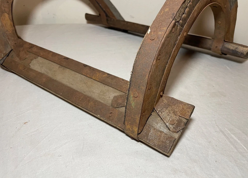 Antiga estrutura de árvore de sela de cavalo infantil esculpida em madeira esculpida primitiva feita à mão - Imagem 3 de 4