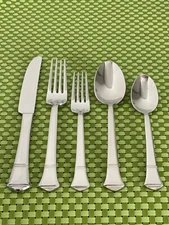 Hampton Silversmiths HSV99 Stainless Glossy 18/10 Smart Choice Flatware B23VG