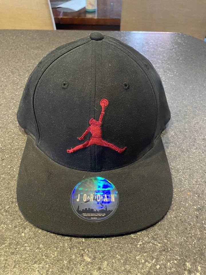 Gorra Marca Jordan Gorra Calce Elástico Grande/XL Roja Logo Jumpman Negra Otoño 2011 Foto 3 de 4
