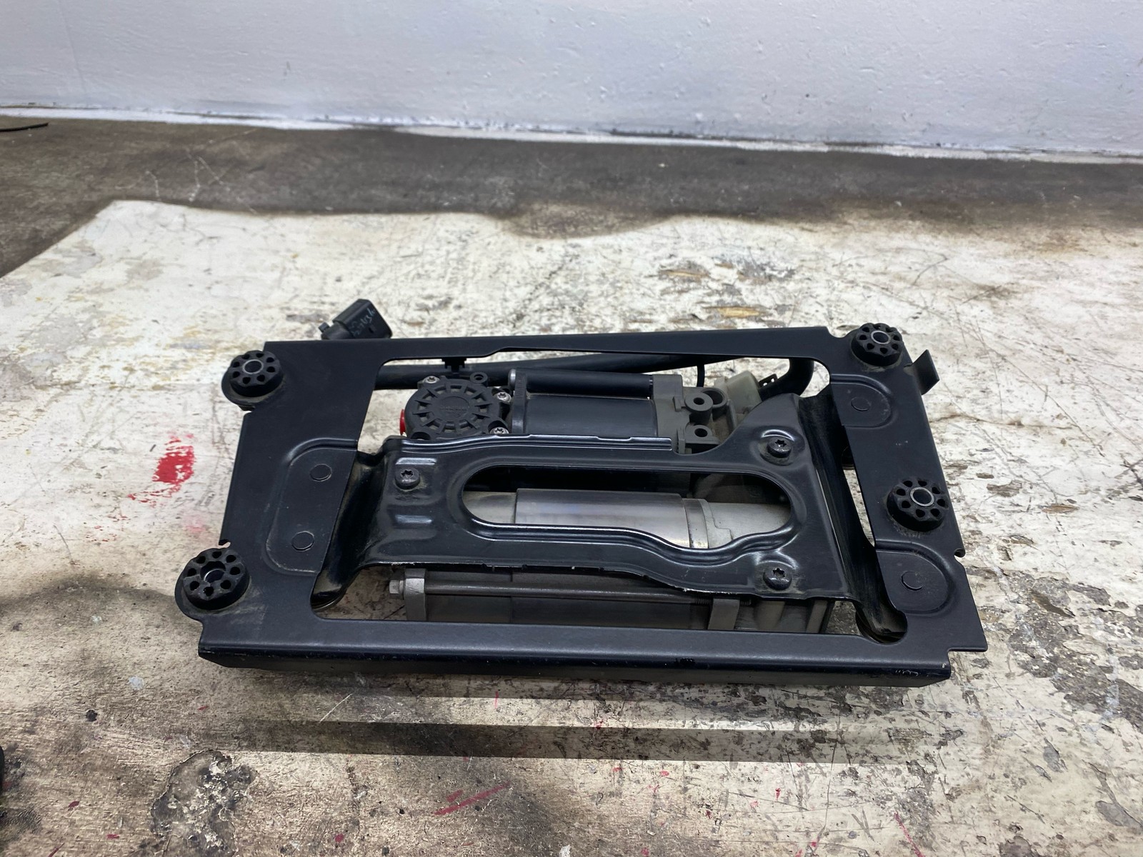 2010-2020 BENTLEY MULSANNE OEM AIR RIDE SUSPENSION COMPRESSOR PUMP SUPPLY UNIT