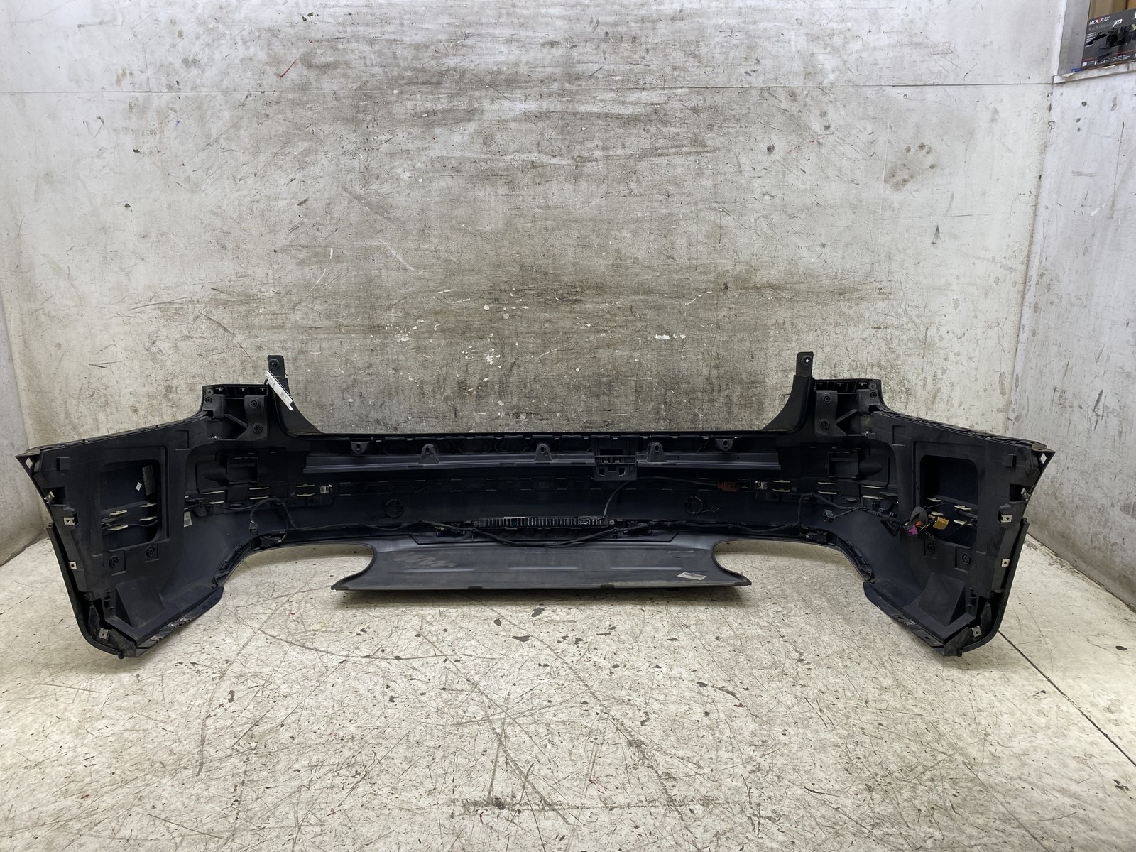 2015-2020 BENTLEY BENTAYGA OEM REAR BUMPER COVER W/ PARK ASSIST AUTO PARK