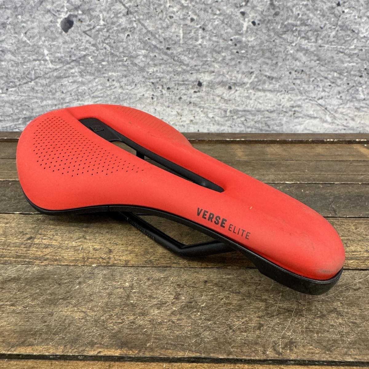 Bontrager Verse Elite Bicycle Saddle Seat Red 145mm Short Road MTB