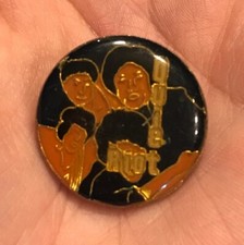 VINTAGE 1980s QUIET RIOT ROCK  ROLL BAND CLASSIC ROCK BAND LAPEL HAT TIE PIN