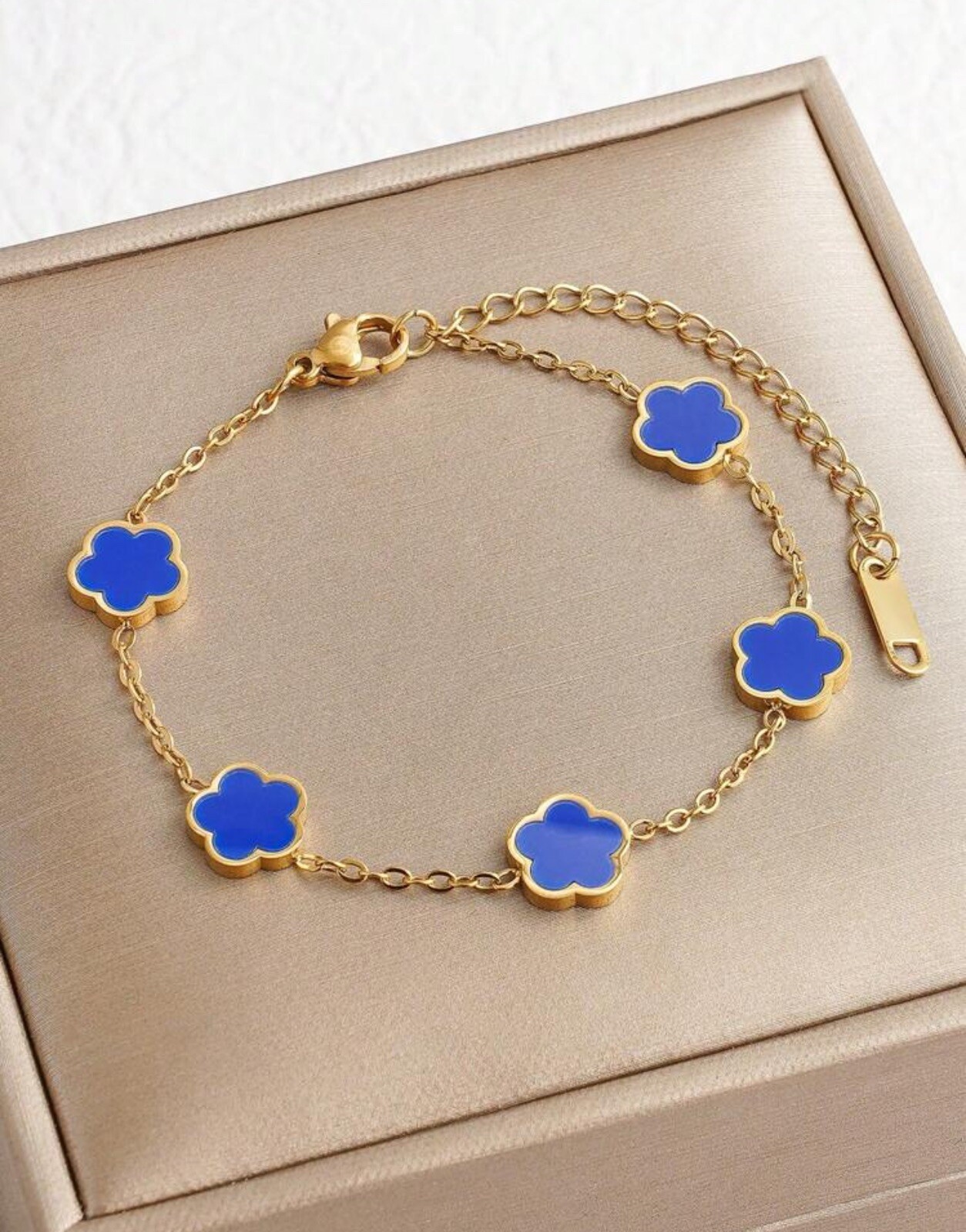 Bracelet fleurs bleu azur et chaîne dorée ajustable pour un cadeau idéal