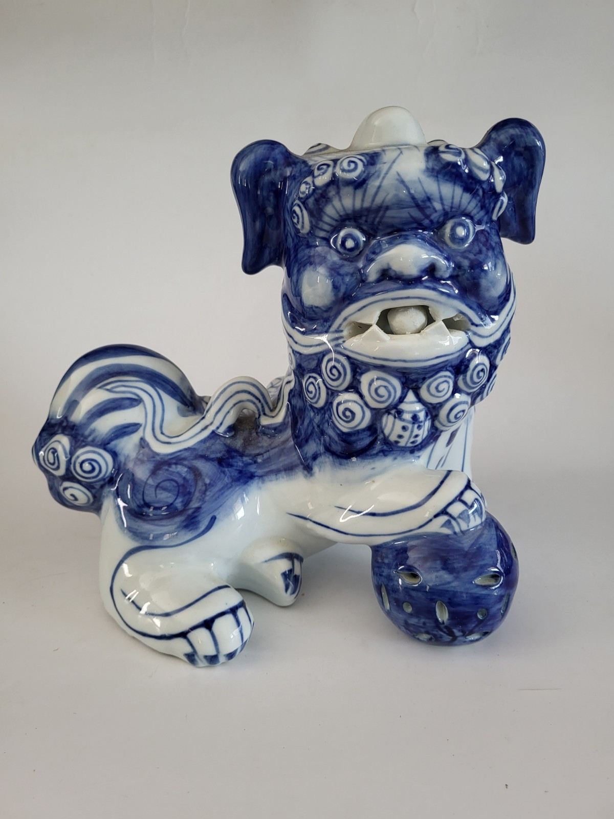 Chinoiserie Porcelain Foo Dog 1960s Mid Century Blue & White MCM