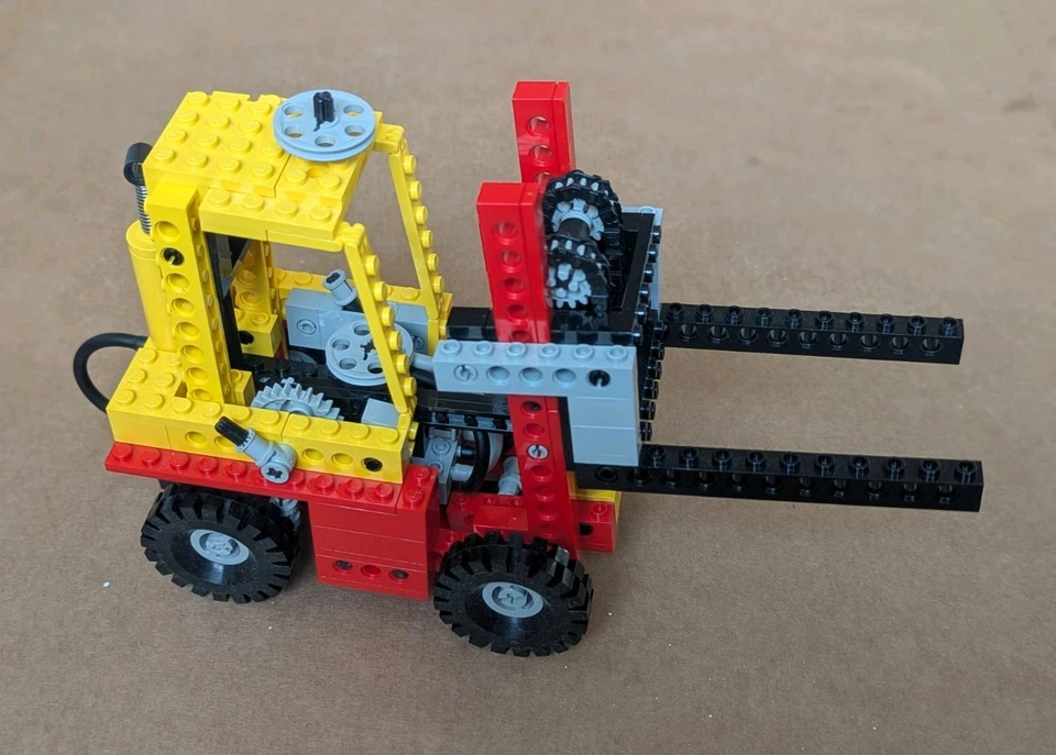 LEGO Technic 8843 Fork Lift Truck, photo 1 of 5