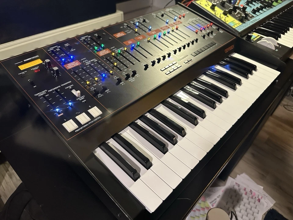 Behringer ODYSSEY 37-key Analog Synthesizer - Schwarz - Bild 4 von 4