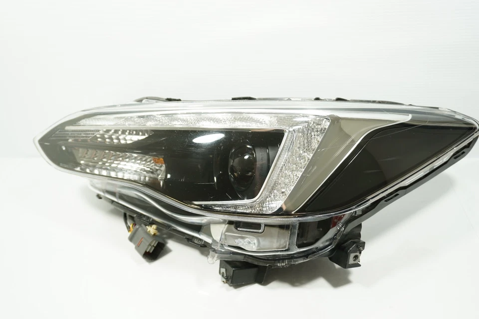 **BROKEN TABS** JDM SUBARU IMPREZA 84002FL010 LEFT DRIVER SIDE HEADLIGHT - Image 2 of 4