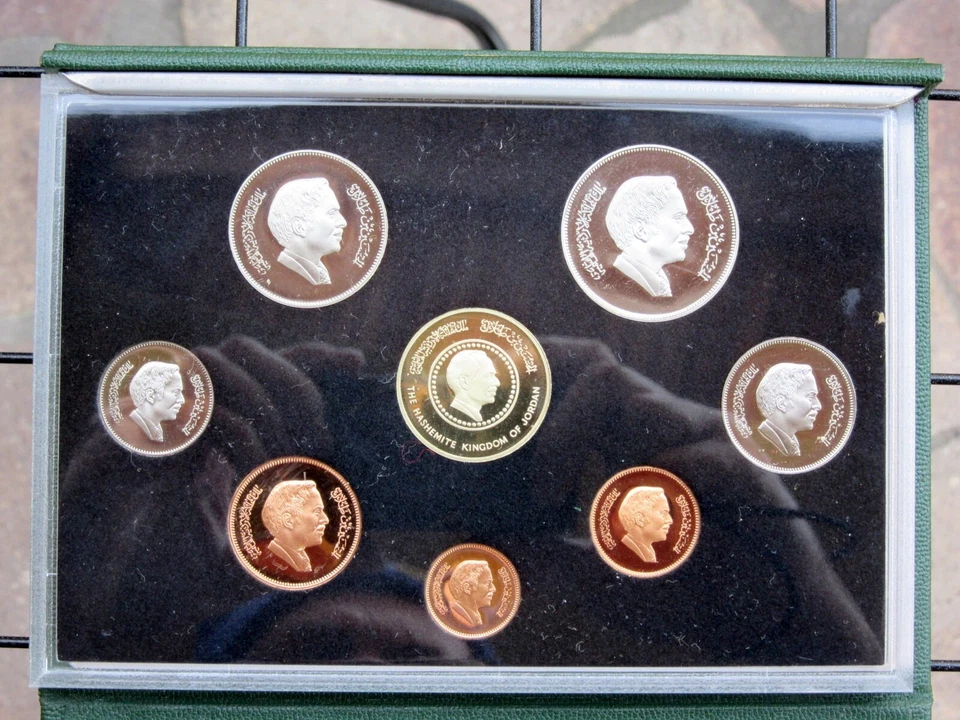 JORDAN AH 1406 - 1985 8 COINS OFFICIAL BANK SET King Hussein 50th Birthday PROOF - Image 4 of 4