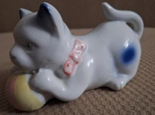 Vtg WH/BL Kitten/Cat Pink Bow Porcelain Kitty Playing W/Ball Figurine Green Eyes