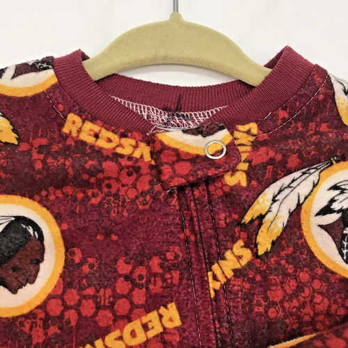 Redskins NFL Football Baby Schlafanzug 3 Monate Teambekleidung durchgehender Reißverschluss Fußanzug Pyjama