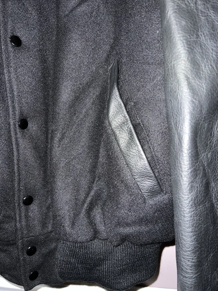 CHAQUETA UNIVERSITARIA VINTAGE EMPIRE NEGRA SOBRE NEGRA MANGA DE CUERO EN BLANCO LETTERMAN Foto 3 de 4