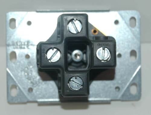 Presa asciugatrice Cooper 1257-SP, 30A-125/250V 3 poli 4 fili - Foto 3 di 5