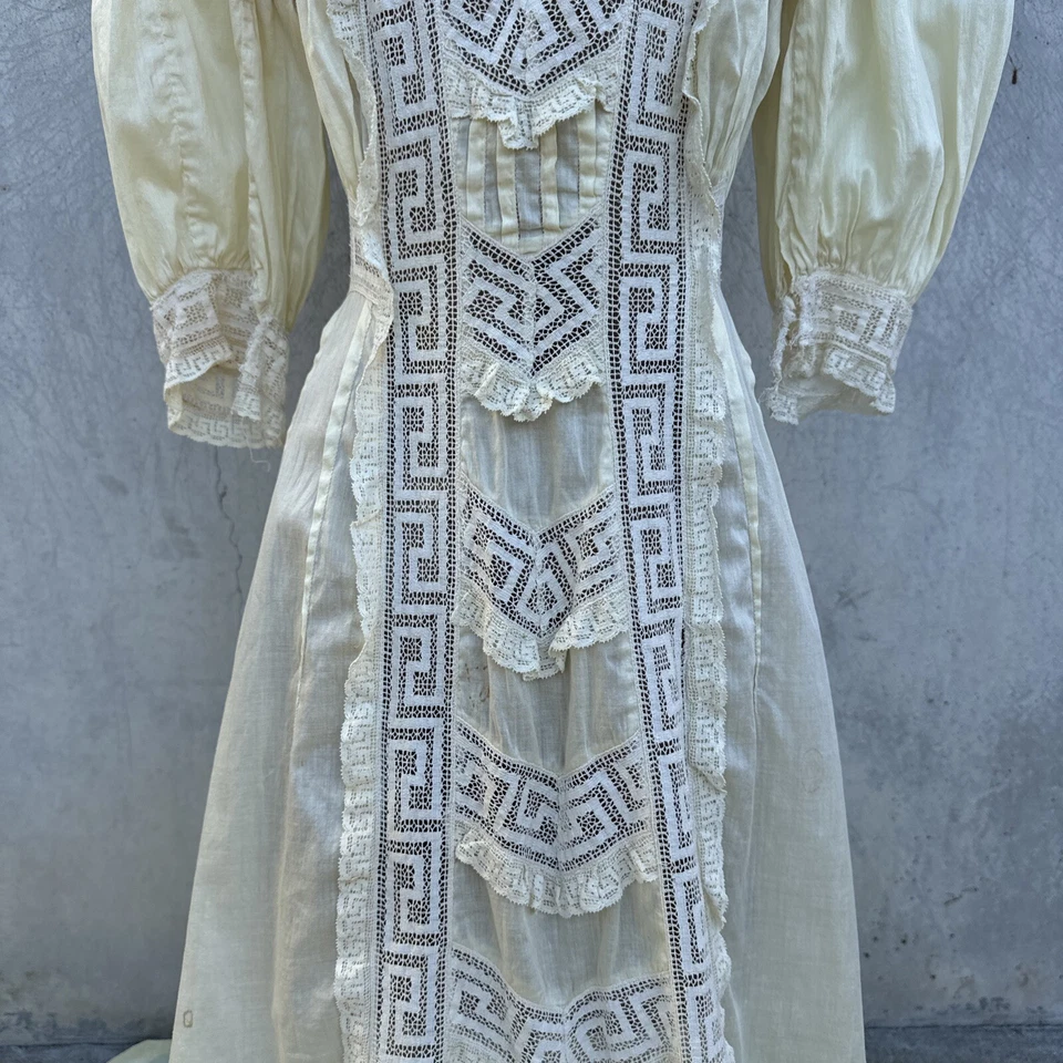 Antiguo Maxi Vestido Eduardiano de Encaje Amarillo Claro y Blanco Boda Vestido de Té De Colección Foto 3 de 4