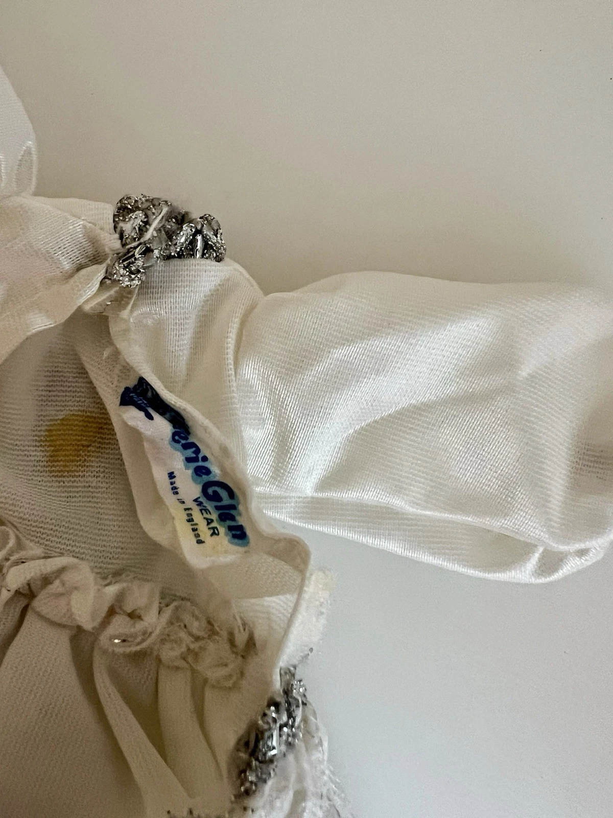 VETEMENTS Pacchetto vestiti bambola vintage Sindy e altri