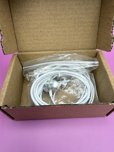 Delton 15EC Stereo Wired Earbuds, USB Type-C - White - Picture 2 of 2