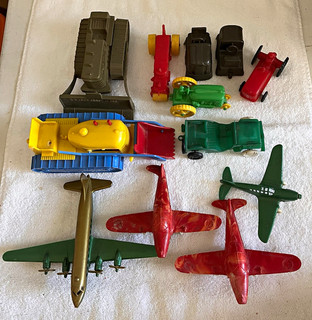 Vintage Mixed Lot Toy Airplanes & Aircraft Plastic Green & Red Assorted