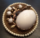 STUNNING VINTAGE ESTATE MCM HIGH END MILK GLASS FLORAL 1 5/8" BROOCH! G37673