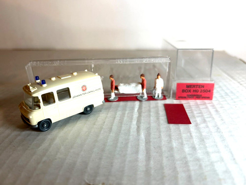 Ambulancia Mercedes MERTEN #2504 con 4 figuras y estreza H.O.  1:87 | Zustand: New