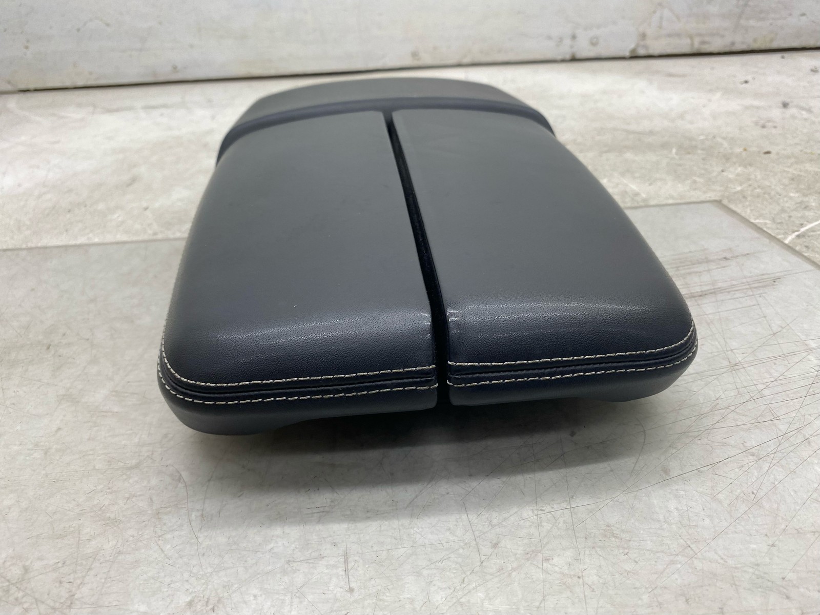 2015-2020 BENTLEY BENTAYGA OEM CENTER CONSOLE ARMREST STORAGE LID 36A864207A