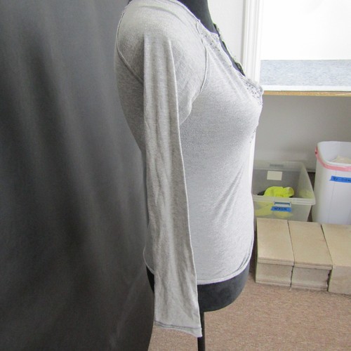 Camisa Abercrombie & Fitch Top Blusa Pullover Cuello Henley Mujer M Gris Cuentas - Imagen 5 de 16