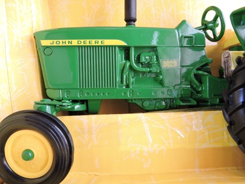 2001 VTG John Deere 3020 Tractor with 4 Bottom Plow 1/16th Scale NEW IN ORIG BOX - Picture 7 of 17