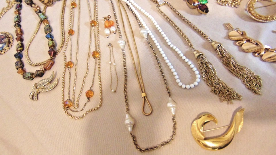 Lote de bisutería vintage de diamantes de imitación tono dorado Hobe Trifari Kramer Coro Art Foto 4 de 4